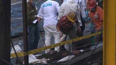 Uribe expresa dolor a familiares de víctimas de explosión en mina