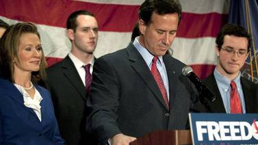 Santorum cede a Romney la candidatura republicana