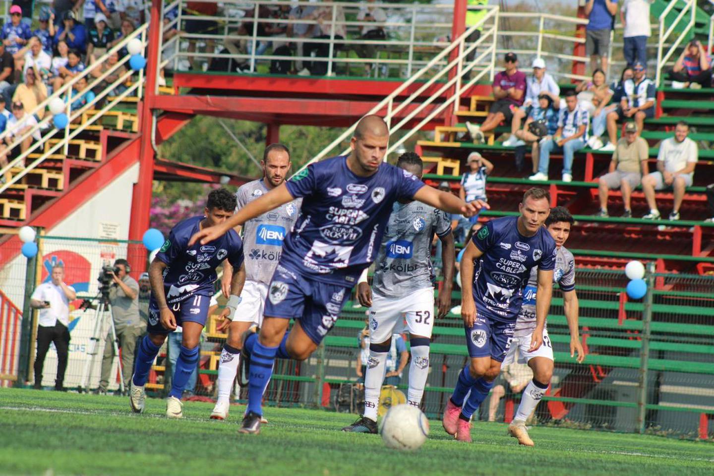 Jean Carlo Agüero marcó el segundo gol de Grecia ante Cartaginés. Agüero no perdonó desde el punto de penal.