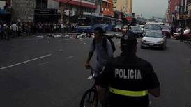 Policía detuvo a siete vendedores ambulantes tras enfrentamientos esta tarde en San José