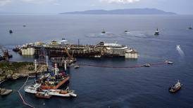 Crucero Costa Concordia vuelve a flotar tras  naufragio