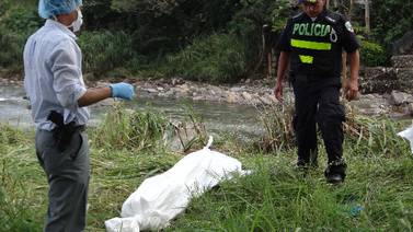 Hallan cuerpo de hombre desnudo en río de Escazú