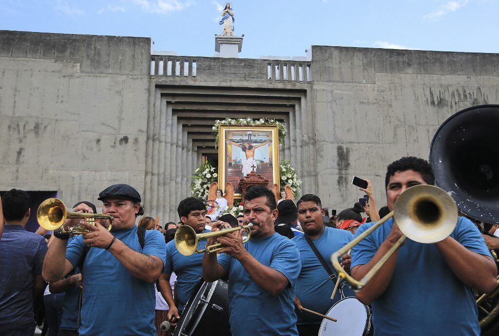 Una banda tocó música durante una procesión en honor a la imagen de la Sangre de Cristo, en la Catedral Metropolitana de Managua.