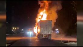 Manifestantes incendian furgón en bloqueo en Limón