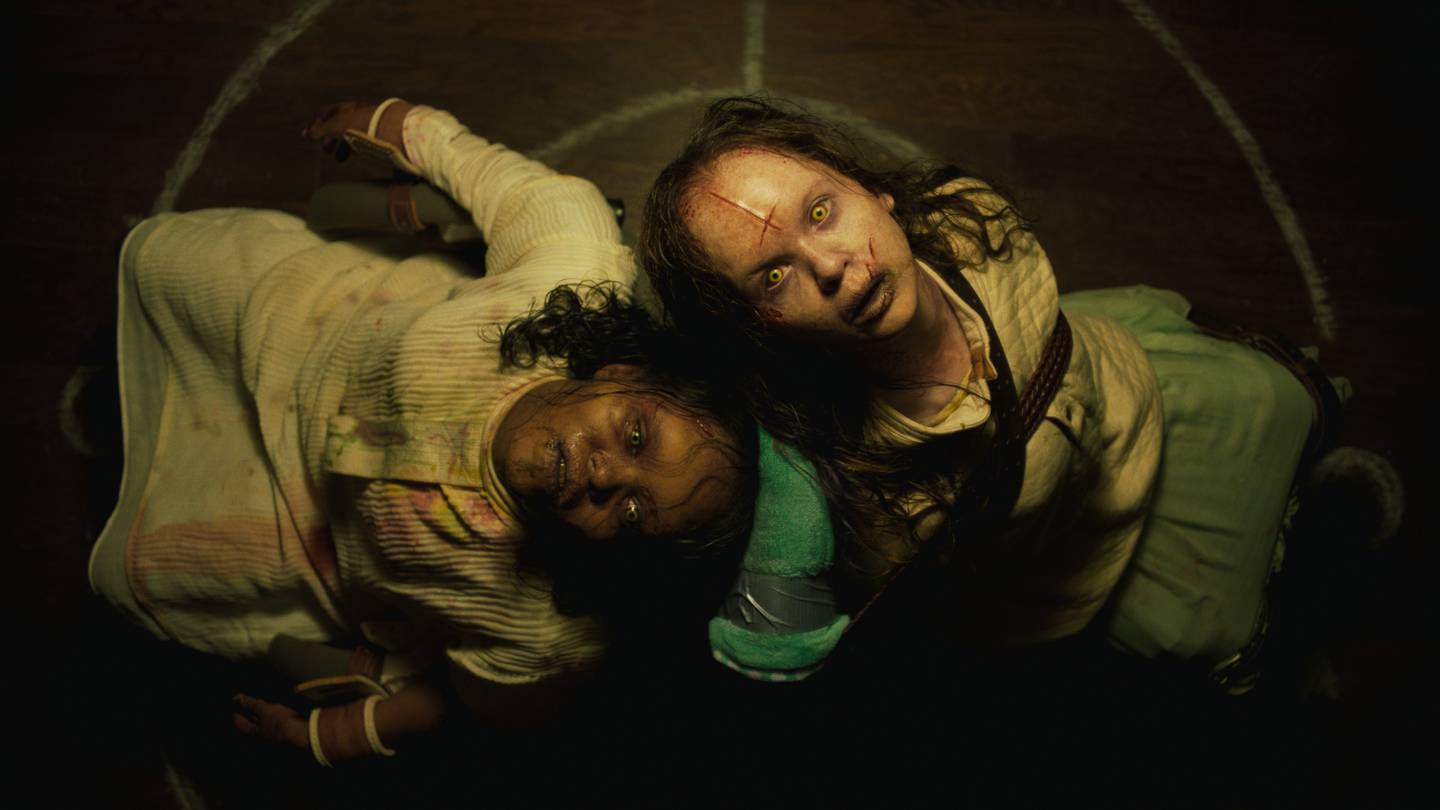 (De izq a der) Angela Fielding (Lidya Jewett) y Katherine (Olivia O’Neill) son las dos niñas poseídas en 'El Exorcista: Creyentes'.