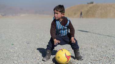 La camiseta improvisada de Messi: El niño afgano que conocerá a su ídolo