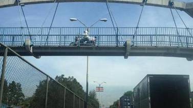 Aparente oficial de Tránsito circula en motocicleta por puente peatonal