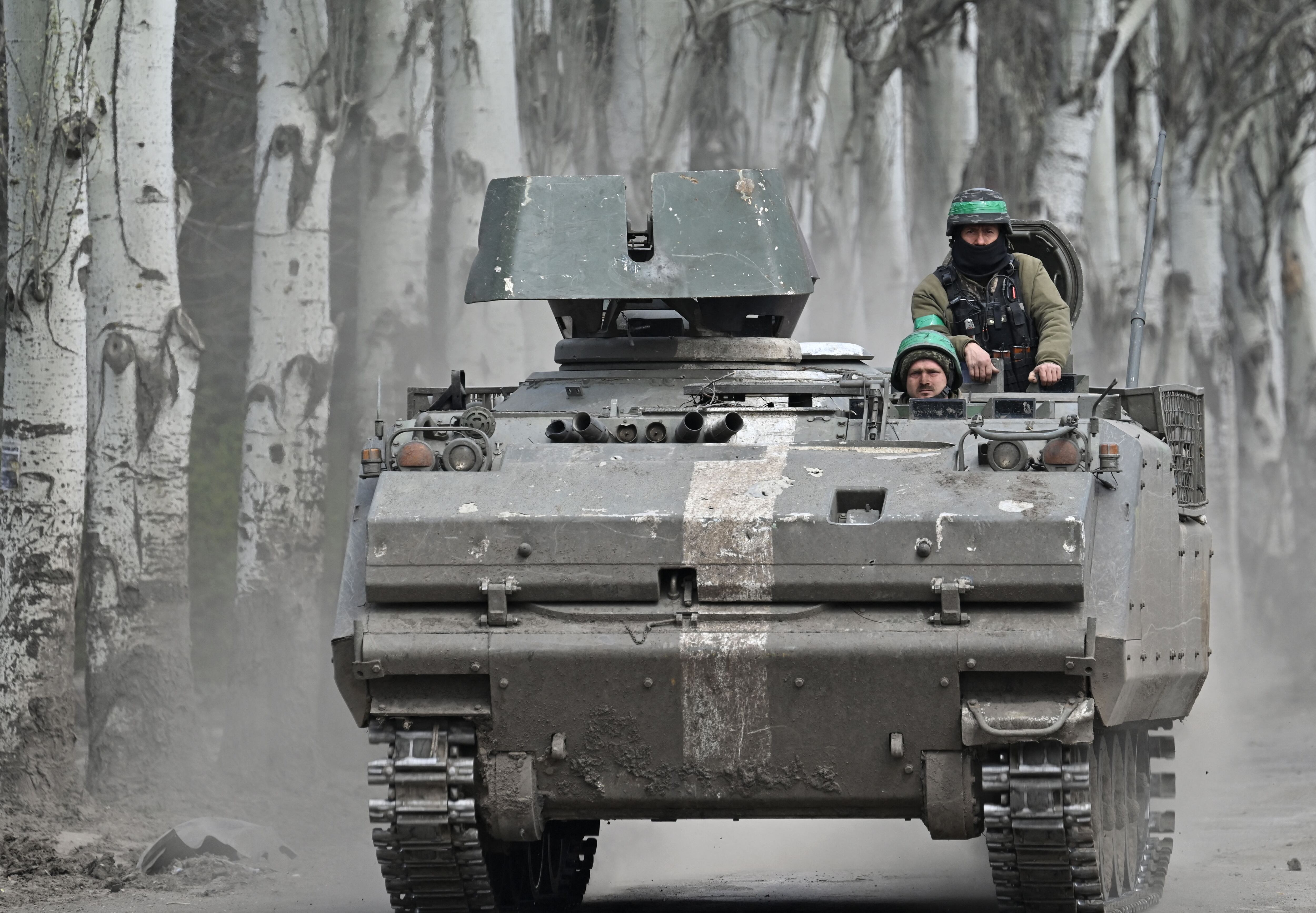 El domingo, durante una visita de Zelenski a París, Francia se comprometió a entregar decenas de tanques ligeros y vehículos blindados adicionales a Ucrania.