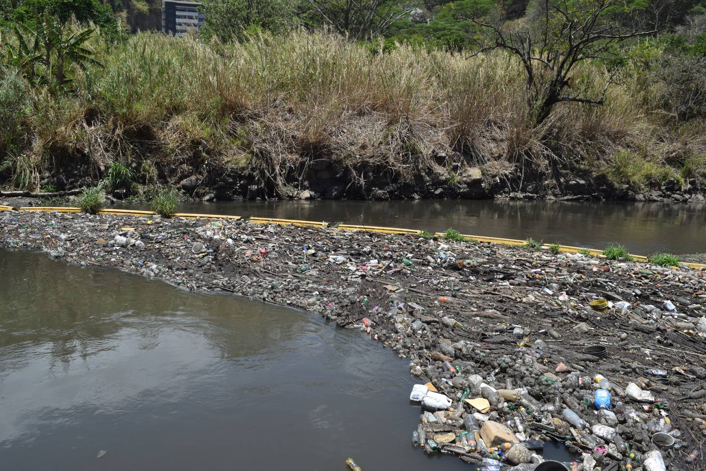 La barda instalada en el río Virilla detiene residuos plásticos. La recolección es mayor en época lluviosa. Foto: PNUD