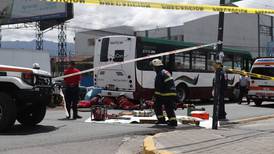 Motociclista choca contra vehículo, cae y bus lo arrolla en barrio La California