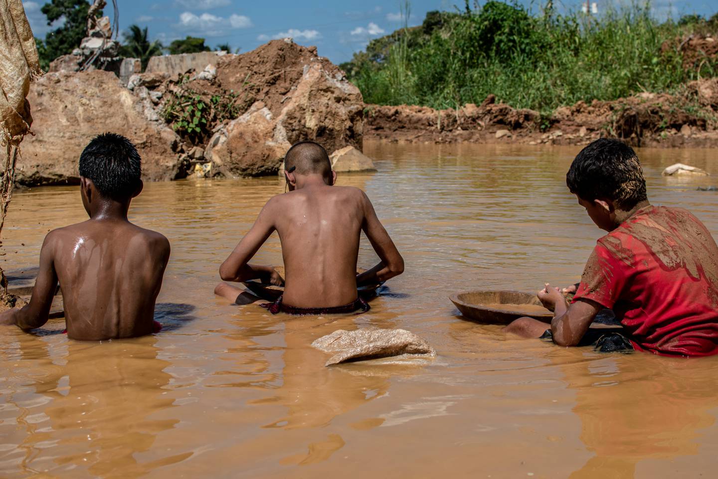 En el pueblo de El Callao, extraer oro del suelo comienza como un juego de niños, pero pronto se convierte en un trabajo de tiempo completo que, según los activistas de derechos humanos, equivale a explotación infantil.