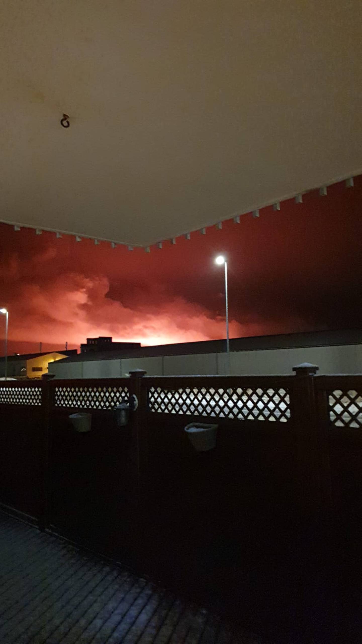 De esta forma lucía el cielo desde el patio de la casa de Daniel Calderón en Islandia en medio de la erupción. Cortesía.