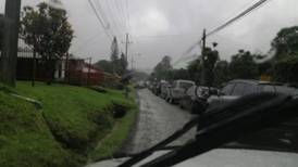 (Videos) Bloqueos en Guanacaste: Coligalleros cierran paso a vacacionistas en ruta alterna por Tilarán