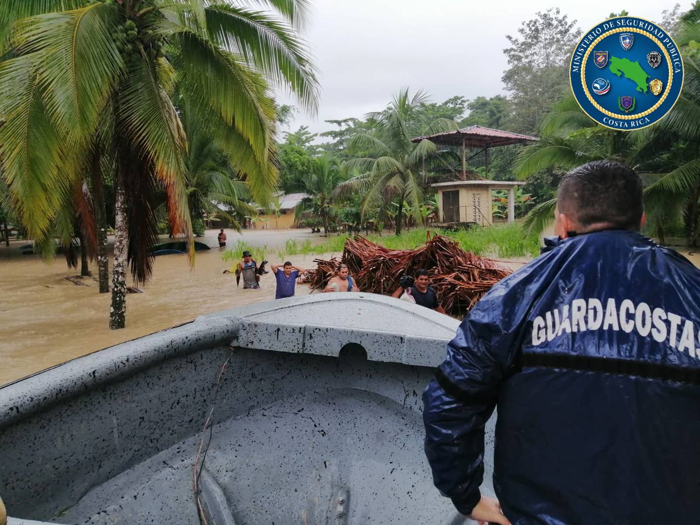 Aunque muchas casas de Matina están sobre pilotes, por la recurrencia de inundaciones, al desbordarse los ríos el nivel obligó a evacuar. Foto: Cortesía MSP.