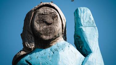 Melania Trump y la polémica estatua de madera que divide a su pueblo natal en Eslovenia