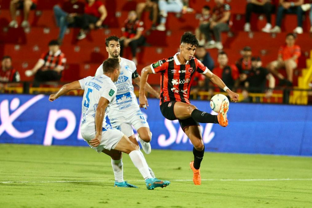 Fernando Lesme logró un gol importante para Liga Deportiva Alajuelense en un partido complicado contra Grecia.