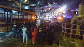 Policía recibe golpe en la cabeza y sangra al ser agredido por manifestantes durante bloqueo en Pavas