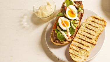 Sándwich abierto de res y huevo pochado con mayonesa de parmesano