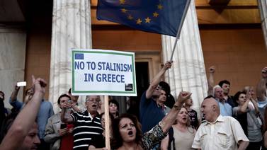 Griegos sacan dinero de bancos por temor a control de capitales