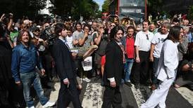 Fans de Los  Beatles celebran el 50º aniversario de la foto de ‘Abbey Road’ 