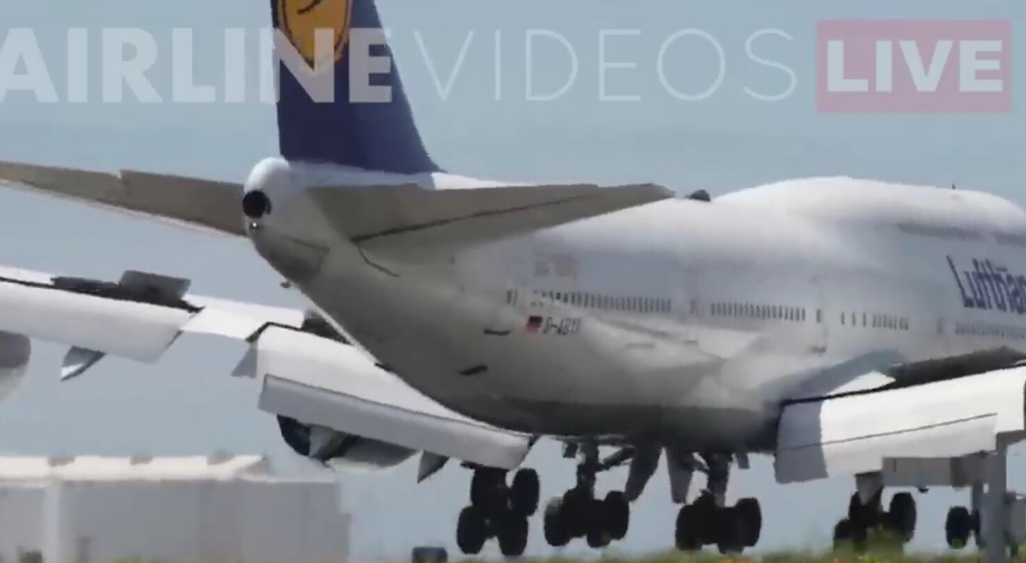 Un avión Boeing 747-8 de la compañía aérea 'Lufthansa Airlines' fue el que llevó a cabo la maniobra arriesgada durante un aterrizaje en el aeropuerto de Los Ángeles, California, Estados Unidos, el 23 de abril a la 1:05 p. m.