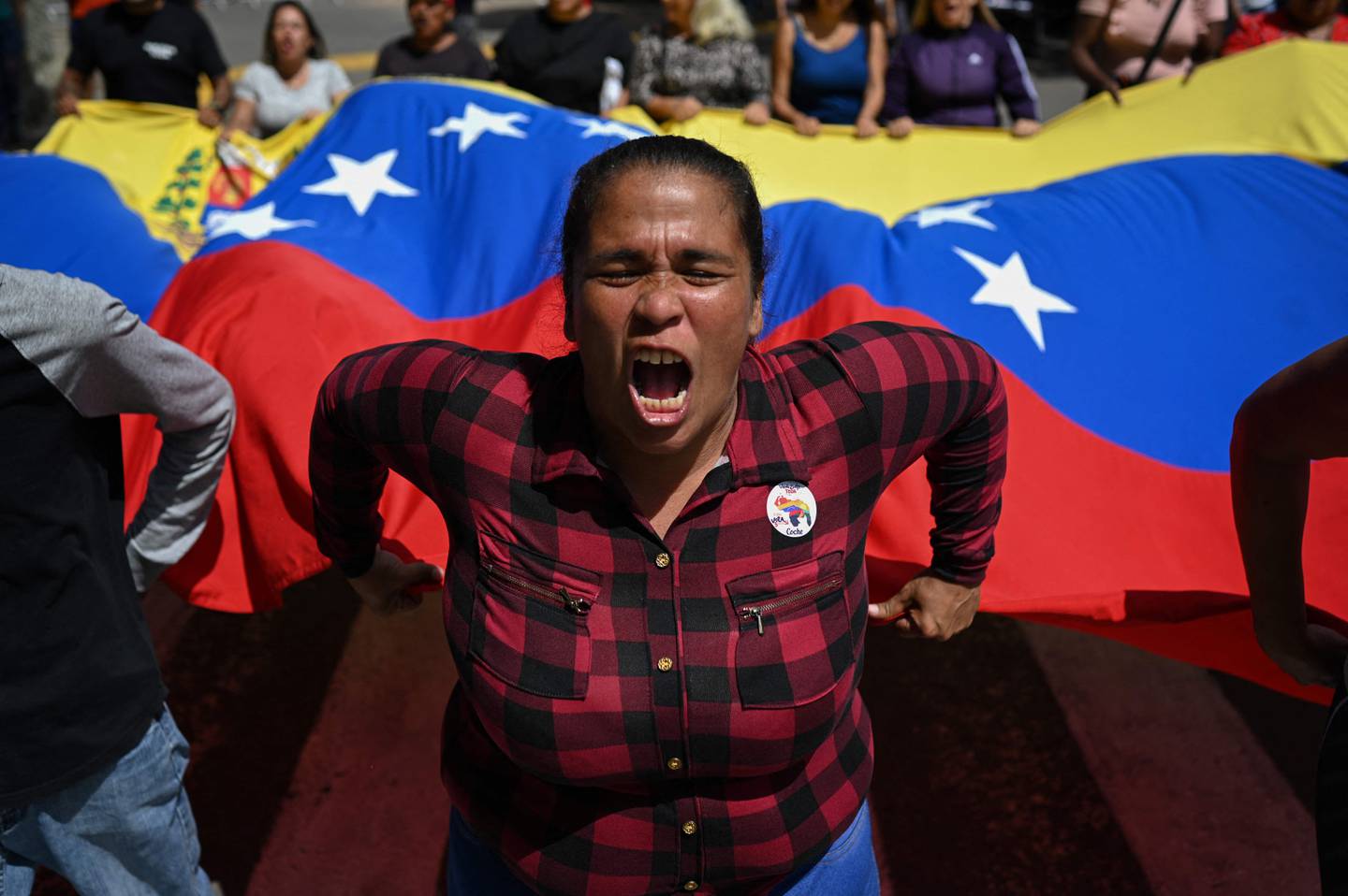 La gente se reúne frente a un colegio electoral durante un referéndum consultivo simulado sobre la soberanía venezolana sobre el Esequibo, esto fue en Caracas el pasado 19 de noviembre.