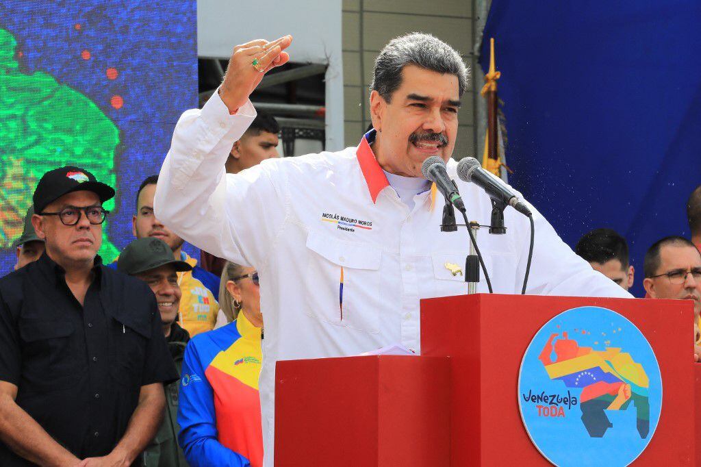 Maduro avanza con propuestas legales para combatir el 'fascismo' y la 'traición a la patria', mientras expertos advierten sobre un clima de intimidación política en el país.