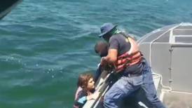 Guardacostas rescatan a dos menores y joven durante naufragio de catamaranes