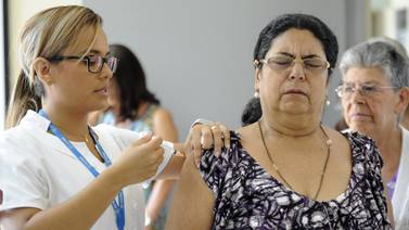 Vacunar a los adultos mayores debe ser prioridad para los países