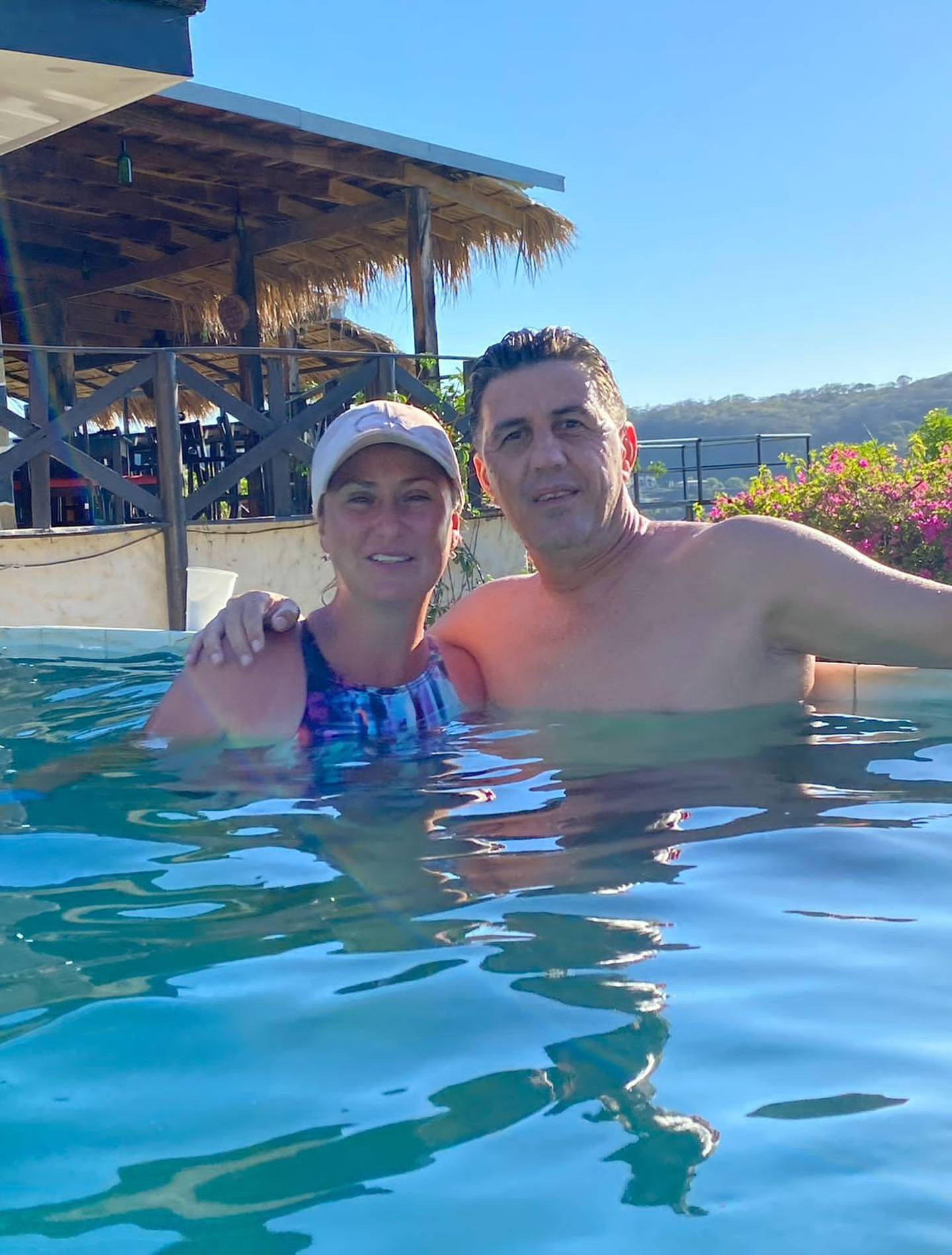 Pablo Izaguirre junto a su esposa Nurth disfrutando de la piscina del hotel. (Cortesía)