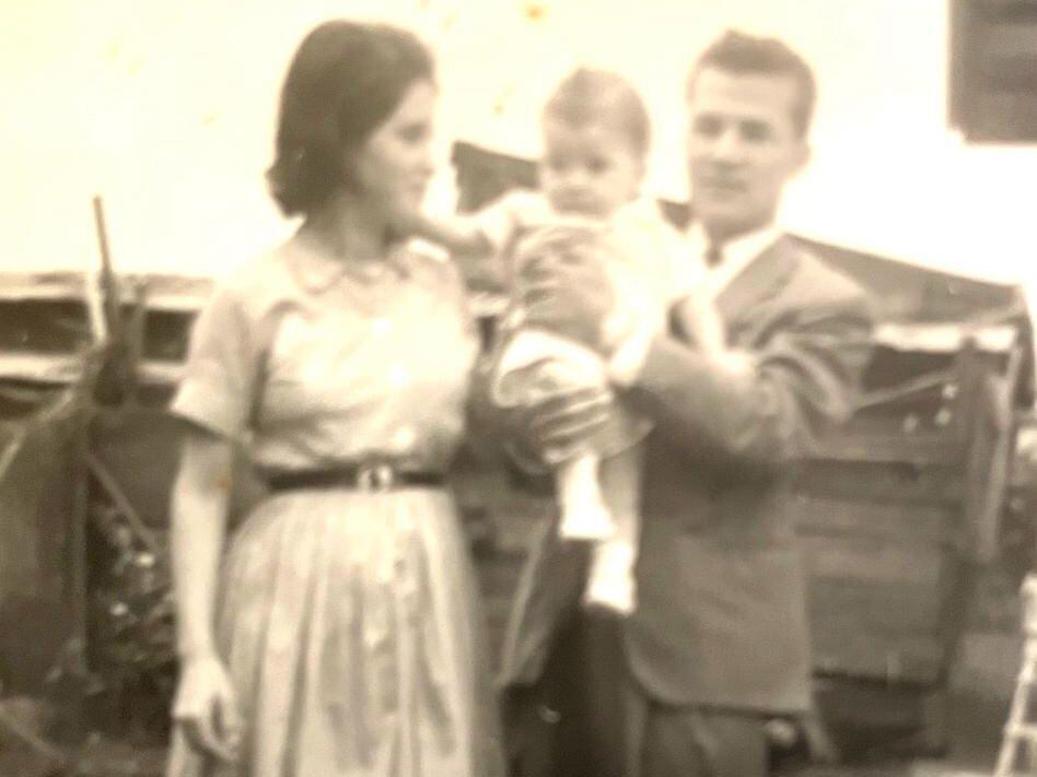 Miguel Jiménez y Rosa María Herrera, conocida como Flor, se casaron en setiembre de 1962. Un año después, empezaron a criar a su primogénito, Carlos Jiménez Herrera.