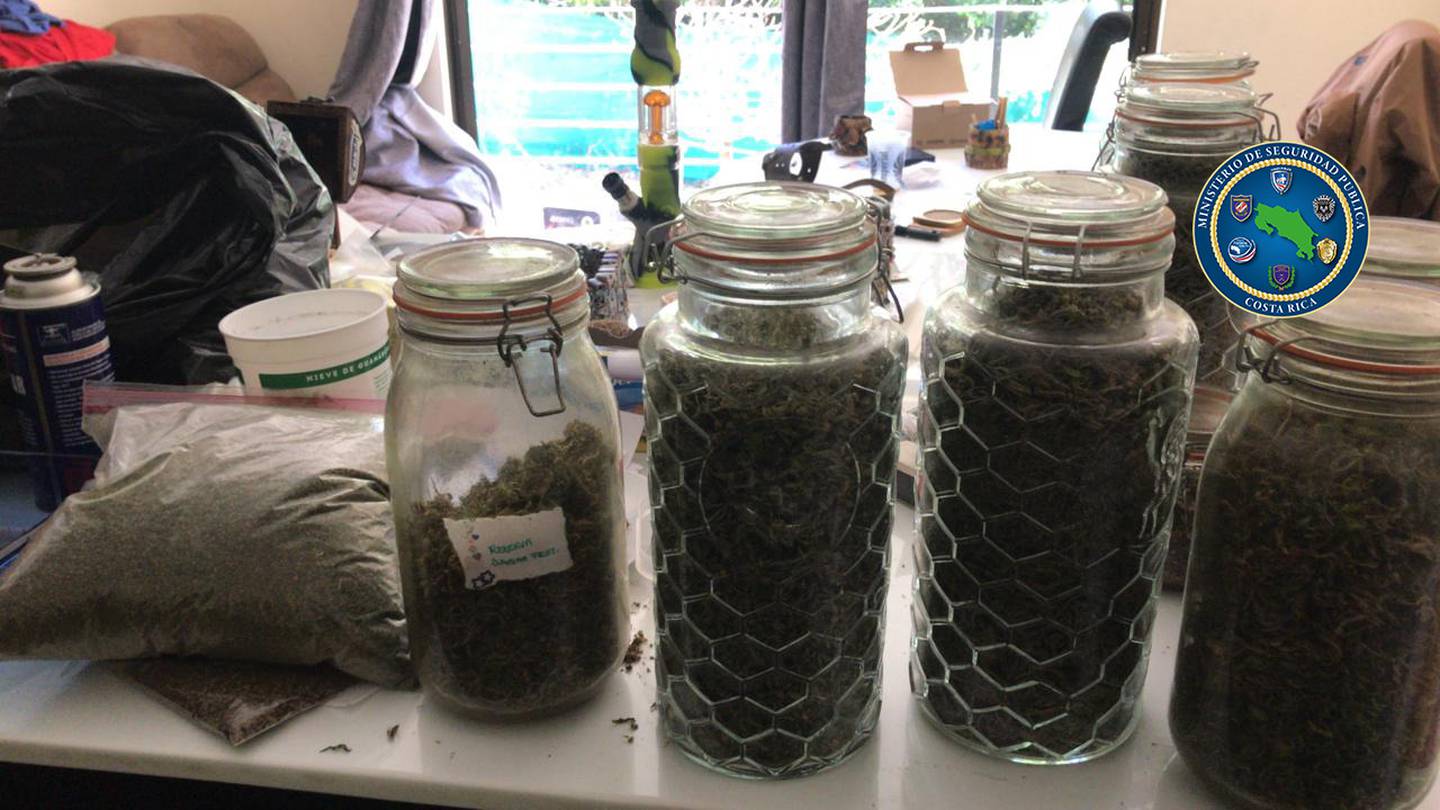 Frascos y otros envases con droga decomisados en Escazú. Foto: MSP.