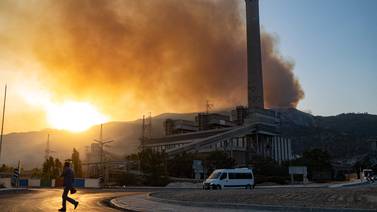 Evacuada una central térmica en Turquía amenazada por incendio