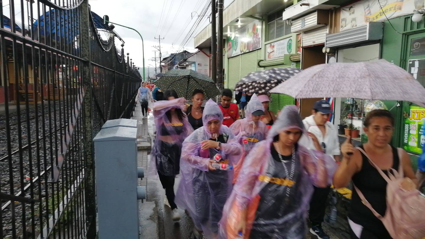 Las lluvias en Cartago comenzaron en horas de la tarde y obligaron al uso de capas, sombrillas y paraguas. Foto: Keyna Calderón.