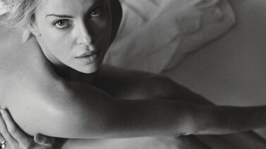 Charlize Theron se desnuda para la revista W
