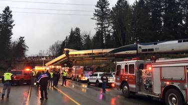 Al menos seis muertos al descarrilar tren en el estado norteamericano de Washington
