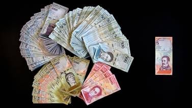 Venezolanos estrenan billetes temerosos de nuevos tormentos económicos