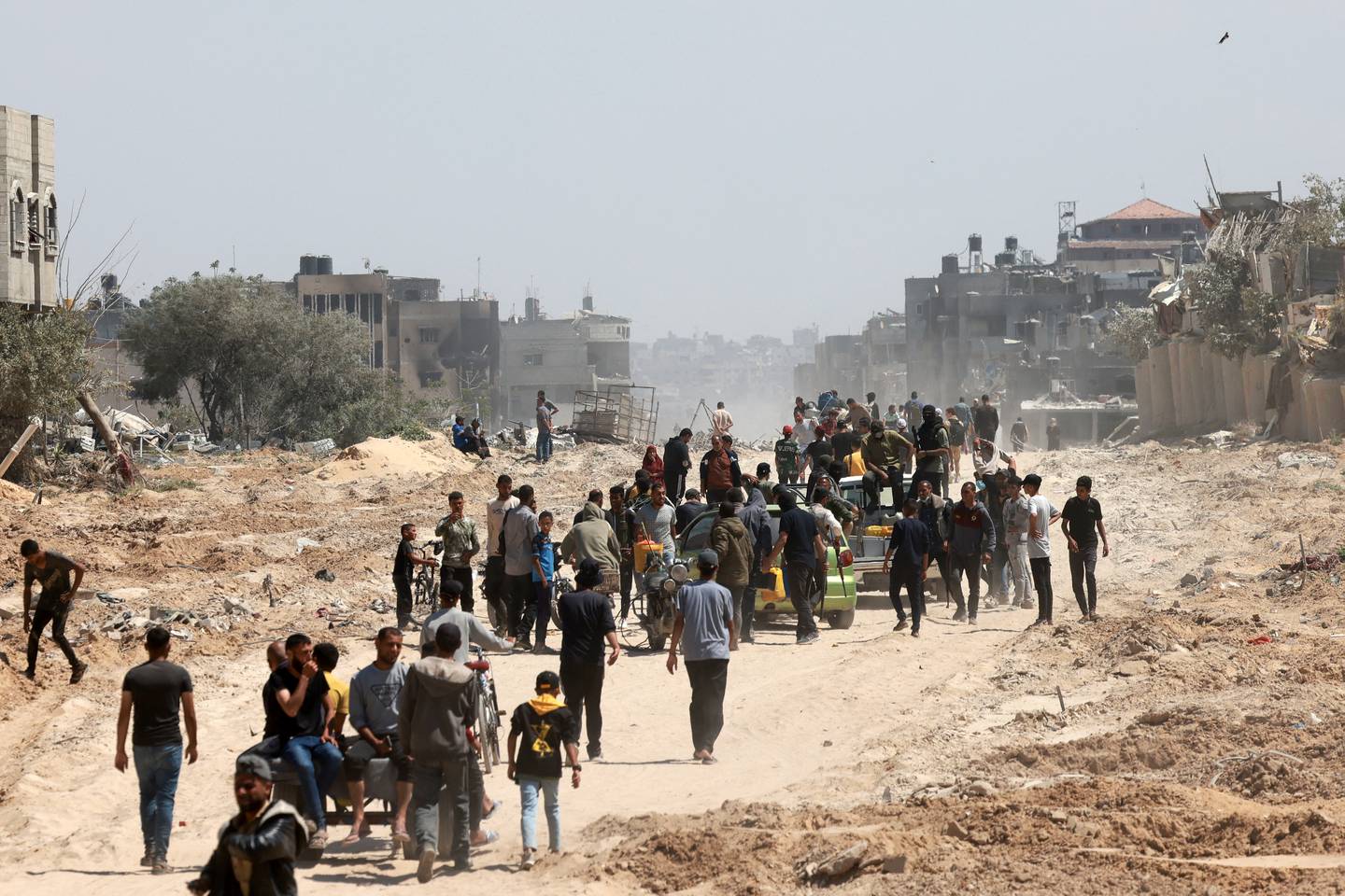Los palestinos que se habían refugiado en Rafah abandonan la ciudad para regresar a Khan Yunis después de que Israel retirara sus fuerzas terrestres del sur de la Franja de Gaza.