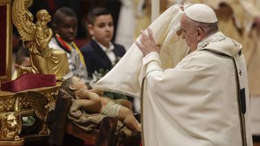 Papa Francisco invita en misa de Navidad a amar al prójimo para cambiar el mundo