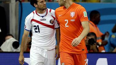 Defensor holandés Ron Vlaar podría perderse la semifinal contra Argentina