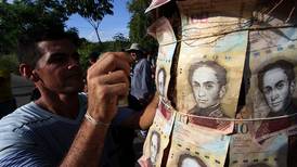 Venezolanos dudan de plan para quitarles ceros a billetes y combatir hiperinflación