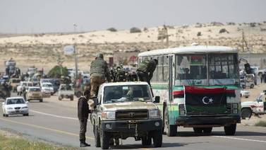 Retroceden los rebeldes en Libia, avanza la diplomacia
