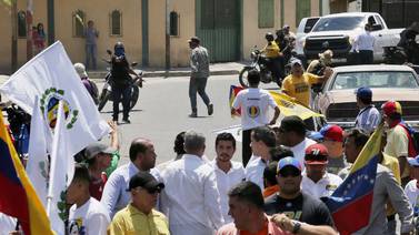 Grupo de chavistas ataca marcha de oposición con armas de fuego 