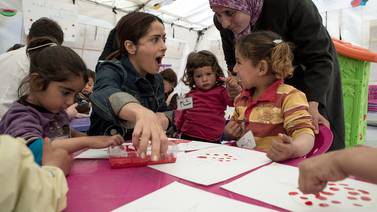 Salma Hayek conoce Líbano y visita a los refugiados sirios en ese país
