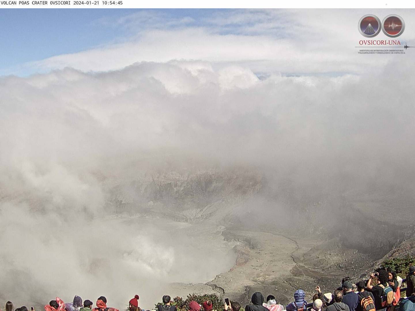 Muchos turistas aprovecharon los momentos en que el cráter se despejó este domingo para ver la constante actividad de fumarolas y pequeñas erupciones tipo géiser. Foto: Ovsicori.
