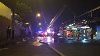 Incendio afectó tres comercios en San José