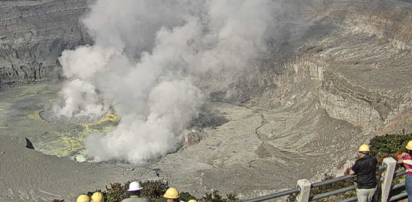 Este lunes efusivas columnas de dióxido de azufre, dióxido de carbono y otros gases salían del cráter ante la mirada de turistas. Foto: Ovsicori