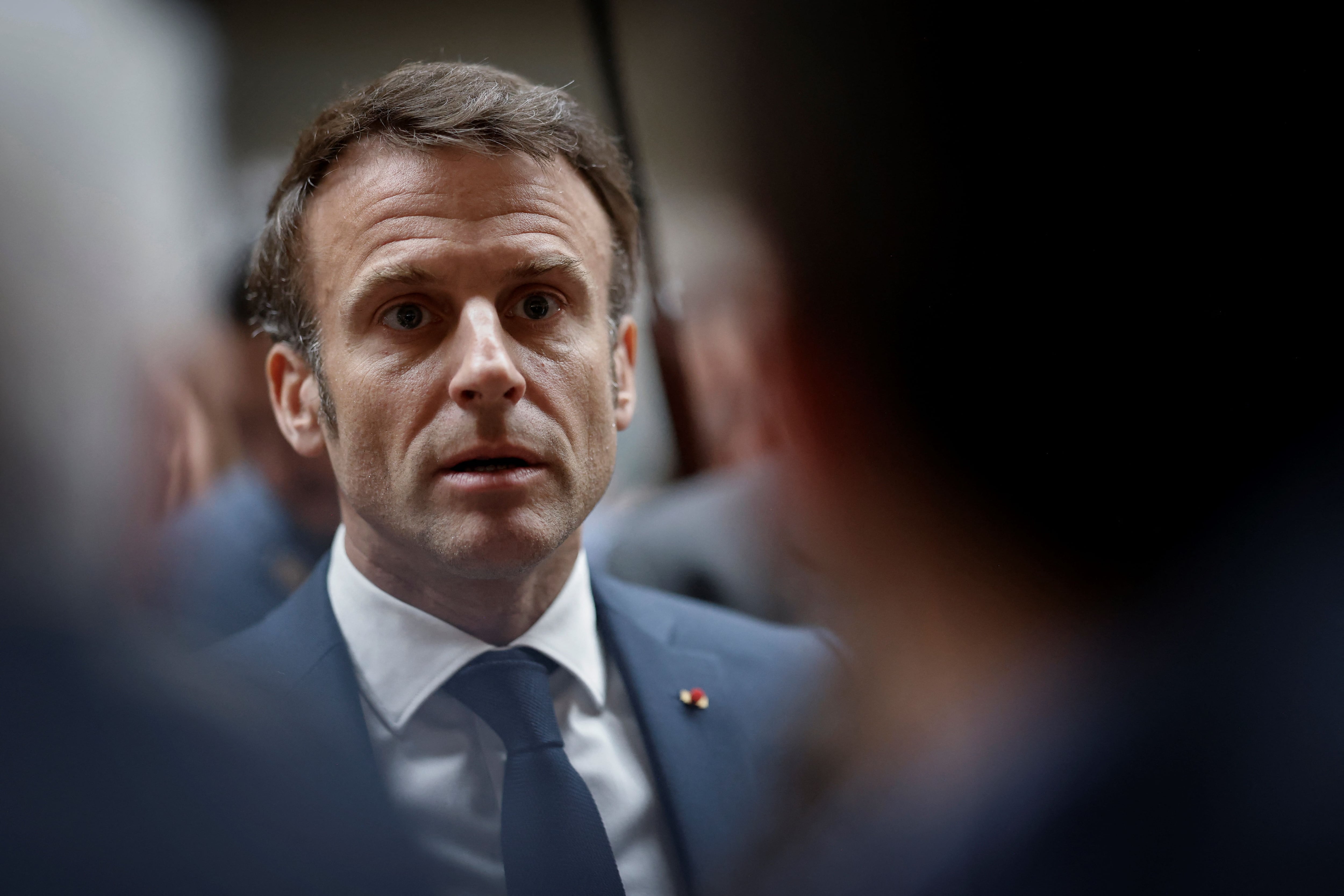 Emmanuel Macron recurre a un plazo de 100 días para superar crisis de pensiones en Francia