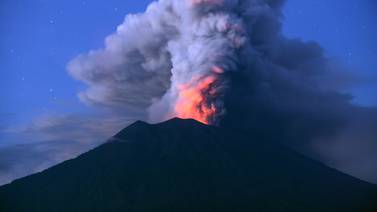 Centros de emergencia y hoteles repletos en Bali por la amenaza del volcán