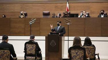 Alvarado sugiere valorar una nueva Constitución que reconozca sistema semiparlamentario 